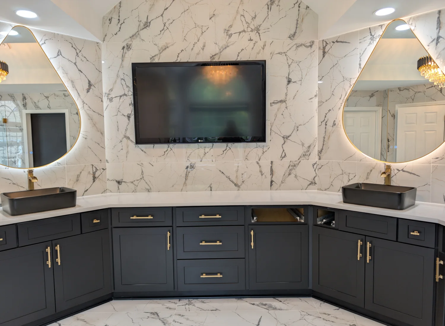 Double vanity with illuminated mirrors